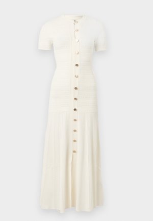 Robe midi en maille blanche à manches courtes, avec un col rond, des boutons verticaux sur le devant et des motifs rayés horizontaux texturés.