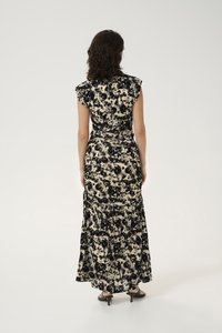 Robe maxi à motifs floraux noirs et crème avec des manches courtes, un bustier ajusté et un ourlet en volants superposés. Fabriquée en tissu doux et texturé.
