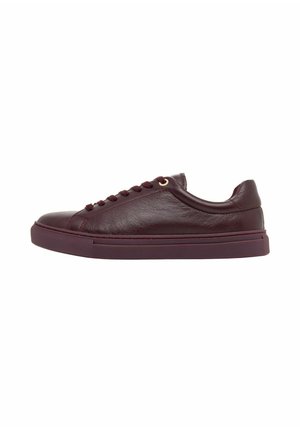 Niskie bordowe skórzane sneakersy z pasującymi sznurowadłami i podeszwą, o gładkiej fakturze i minimalistycznym designie.