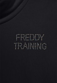 T-shirt nera con la scritta "FREDDY TRAINING" in strass. Il tessuto ha una texture liscia e un collo rotondo.