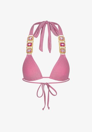 Haut de bikini triangulaire rose avec une texture pailletée, mettant en valeur des accessoires en or et de grands accents en gemmes violettes sur les bretelles, attaché au cou.