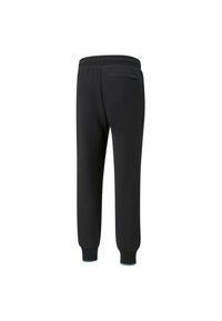 Svarte sweatpants med elastisk midje, slim fit og ribbede mansjetter. En liten baklomme tilfører praktikalitet til det minimalistiske designet.