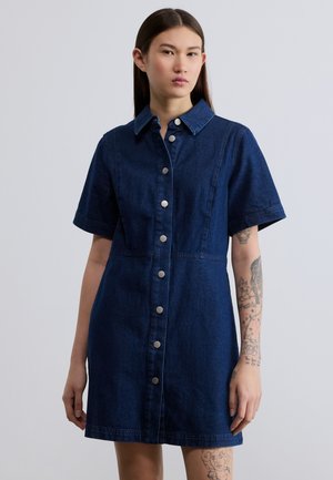 Ciemnogranatowa sukienka dżinsowa z krótkimi rękawami, kołnierzykiem, guzikami z przodu i dopasowaną talią. Gładka tekstura i długość do kolan.