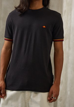 Czarna bawełniana koszulka z krótkim rękawem, z akcentami w czerwonym, żółtym i pomarańczowym w paski. Mały haftowany detal na klatce piersiowej.