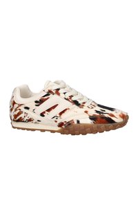 Sneaker met een crèmekleurige basis, een bruin en zwart abstract patroon, een gestructureerde synthetische bovenkant en een rubberen gumzool met gripnoppen.