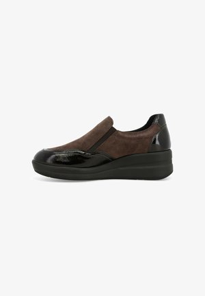 Scarpe slip-on in suede marrone con un elegante accento in vernice nera lucida, caratterizzate da una punta arrotondata e una suola a zeppa per un'altezza aggiuntiva.