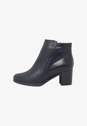 Stivaletto in pelle nera con punta rotonda e pannello elastico laterale. Caratterizzato da un tacco robusto per maggiore stabilità e una superficie liscia.