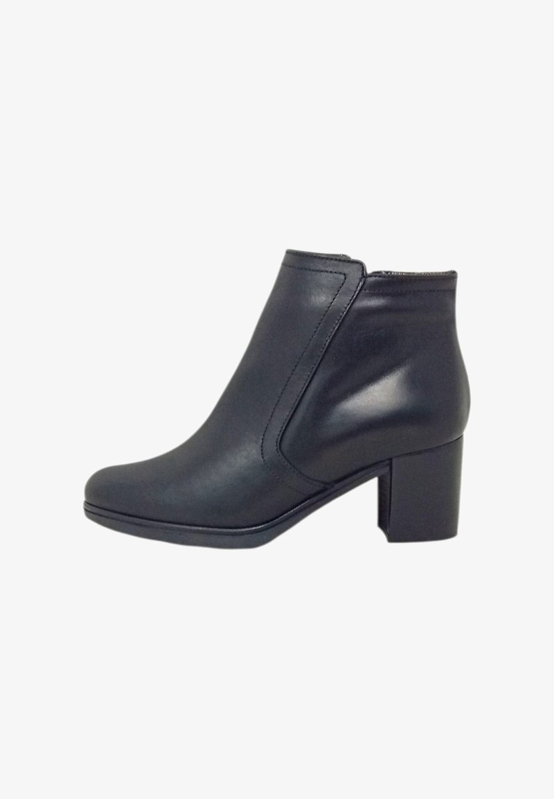 Stivaletto in pelle nera con punta rotonda e pannello elastico laterale. Caratterizzato da un tacco robusto per maggiore stabilità e una superficie liscia.