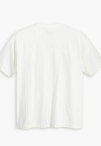 Camiseta de algodón blanco con mangas cortas, cuello redondo y la parte trasera lisa. Textura suave, ajuste estándar y sin patrones o diseños visibles.