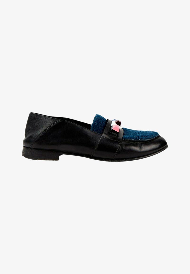 Mocassin en cuir noir avec tissu bleu texturé sur le dessus et ornement géométrique multicolore sur le coup de pied, semelle plate, vue de côté.