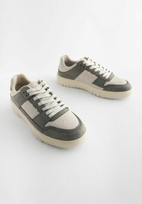 Next COURT- REGULAR FIT - Sportcipő - grey