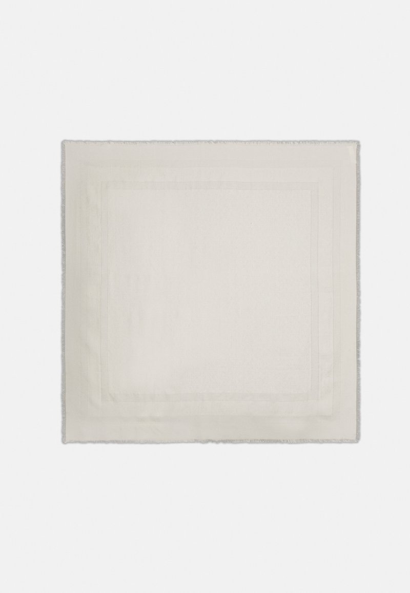 Carré uni blanc cassé avec un détail subtil de bordure cousue et des bords légèrement effilochés, posé à plat sur fond blanc.
