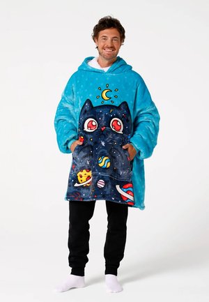 Blåt fleece-nattøj med et kattemotiv, der har store øjne og rumtema-mønstre. Den har en hætte og forlommer.