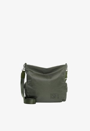 Grüne Crossbody-Tasche mit Textur, verstellbarem Riemen und silbernen Beschlägen, mit dezent geprägt Logo in der unteren rechten Ecke.