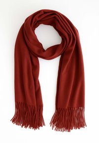 Sciarpa rossa, con una consistenza morbida e bordi frangiati, disposta a loop. Realizzata in materiale caldo, adatta per il clima più fresco.