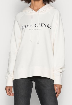 Hoodie créme avec une poche kangourou à l'avant, des cordons de serrage et un imprime de logo en bleu foncé. Présente des manches longues et une coupe décontractée.