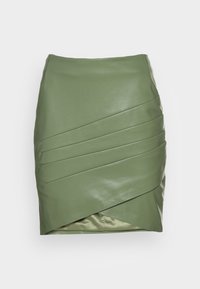 Vihreä keinonahkainen kynähame, jossa on viistot poimutukset ja sileä pinta, epäsymmetrinen helma ja tiukka malli.