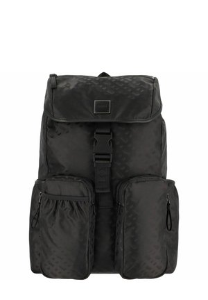 Sort nylon rygsæk med et tekstureret mønster, klaplukning, justerbare stropper og to sidelommer, med en frontspænde og logo detalje.