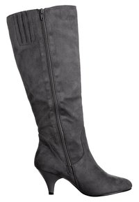 Botas de ante negras hasta la rodilla con punta afilada, cierre de cremallera lateral y un tacón stiletto medio. Presenta costuras verticales en la parte superior.