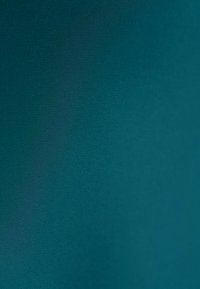 Tkanina w odcieniu turkusu o gładkiej strukturze, z subtelnym połyskiem i jednolitą powierzchnią, odpowiednia do różnych zastosowań, takich jak odzież czy tapicerka.