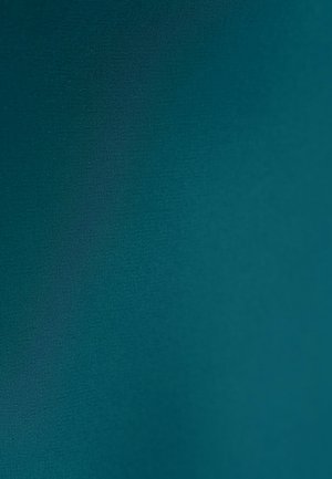 Tkanina w odcieniu turkusu o gładkiej strukturze, z subtelnym połyskiem i jednolitą powierzchnią, odpowiednia do różnych zastosowań, takich jak odzież czy tapicerka.