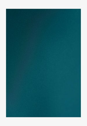 Tkanina w odcieniu turkusu o gładkiej strukturze, z subtelnym połyskiem i jednolitą powierzchnią, odpowiednia do różnych zastosowań, takich jak odzież czy tapicerka.