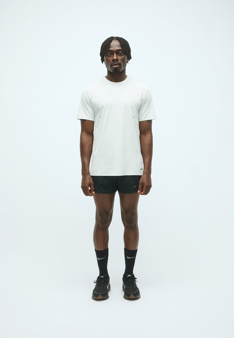 Nike Performance RUN PINNACLE TOP - Sportovní tričko - summit white