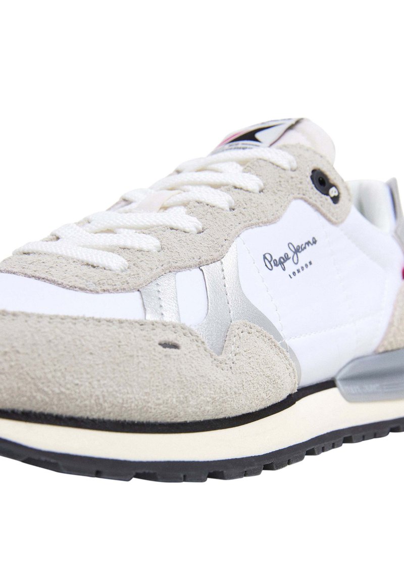 Sneakers con tomaia in pelle bianca, dettagli in suede grigio e particolari argentati. Presentano lacci bianchi e suola in gomma nera con un motivo testurizzato.