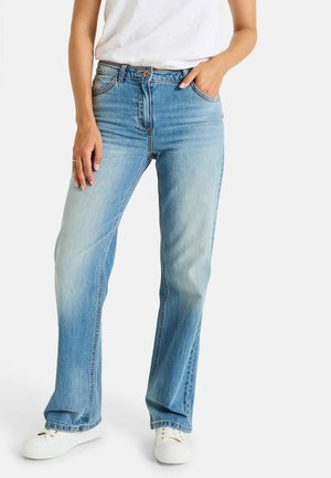 Jean flare en denim bleu clair avec une taille haute, dotée de poches avant, d'une fermeture à bouton et d'une légère texture usée.