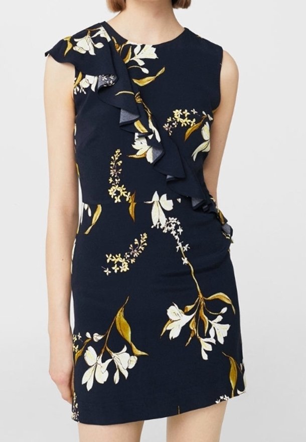 Robe bleu marine imprimée de motifs floraux avec épaule gauche à volants et détail latéral, présentant des motifs de fleurs blanches, jaunes et vertes sur un tissu lisse.