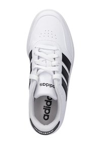 Sneaker bianco con tre strisce nere, design con lacci, area delle dita perforata e logo "adidas" sulla linguetta. Materiale sintetico liscio.