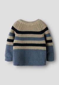 Gruby sweter dziewiarski w beżowe, granatowe i niebieskie poziome pasy, z długimi rękawami oraz ściągaczami przy mankietach, dolnej krawędzi i dekolcie.