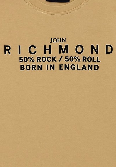 T-shirt in cotone beige con collo rotondo. Presenta un testo nero che recita "JOHN RICHMOND 50% ROCK / 50% ROLL NATO IN INGHILTERRA."