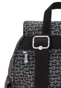 Rygsäck med teal- och orange geometriskt mönster, svart rem med silverrektangulär spänne och silverdragare på framfickan.