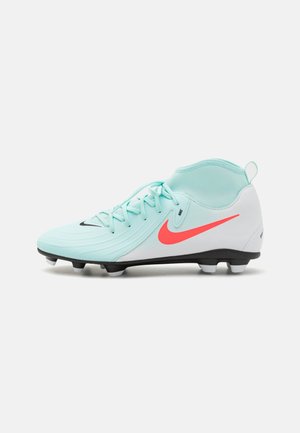 Chaussure de foot Nike avec un dessus vert menthe, un panneau latéral blanc et un swoosh rose vif. Présente des crampons noirs et une surface texturée.