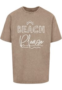 Melír színű, rövid ujjú pamut póló, amelynek fehér grafikai szövegterve "BEACH Please" feliratú, alatta hullámmotívummal.