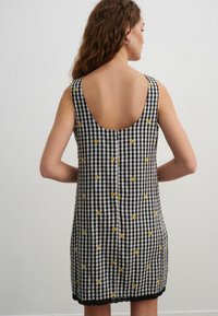 Next REGULAR FIT - EMBROIDERED DAISY  - Denné šaty - black white gingham