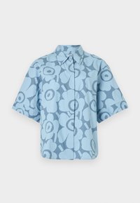 Κοντομάνικο πουκάμισο με κουμπιά και μεγάλο αφηρημένο φωτεινό μπλε λουλουδάτο σχέδιο σε σκουρότερο μπλε φόντο.