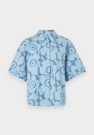 Kortermet skjorte med knapper, med stort abstrakt mønster av lyseblå blomster på mørkere blå bakgrunn.