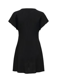 Robe noire à manches courtes avec taille cintrée et jupe évasée, vue de dos sur fond blanc.