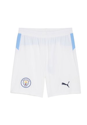 Baltas sporta šorts, izgatavots no viegla materiāla, ar zila krāsas akcijām, Mančestra City logo un melnu Puma logo sānos.