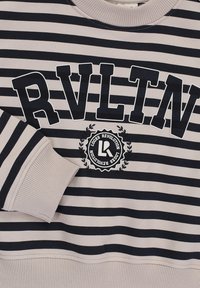Gestreepte sweatshirt in beige en marineblauw, met een grote "RVLTN" bedrukking en een rond logo met "LOOKS REVOLUTION" op de borst. Gemaakt van een katoenmix.