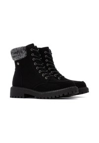 Botas de tobillo de ante negro con suela gruesa, herrajes plateados y un cuello de punto gris texturizado, que presentan cordones redondos y detalles acolchados.