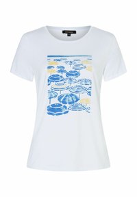 Hvid t-shirt med et blåt og gult paraplytryk centreret på brystet. Korte ærmer, rund halsudskæring og blødt bomullsmateriale.