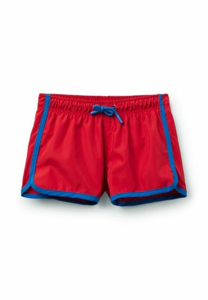 Røde badeshorts med blå kant og blå snøre i taljen, lagt fladt på en hvid baggrund.