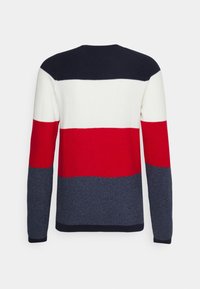 Rundhalsausschnitt-Pullover mit einem gestreiften Muster in Marineblau, Weiß, Rot und Dunkelgrau. Weicher Strickstoff, gerippte Bündchen und Saum, Pull-over-Stil.