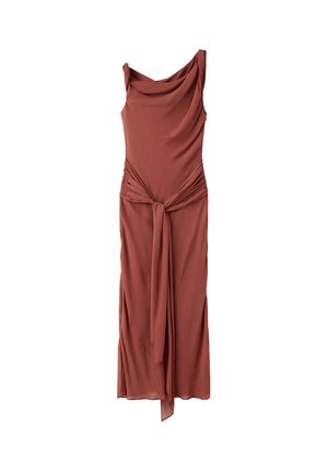 Robe sans manches couleur rouille avec encolure drapée et long détail noué à l'avant, réalisée en tissu léger et fluide.