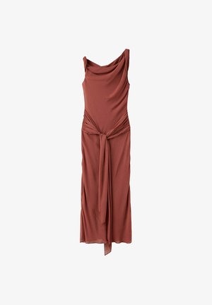Robe sans manches couleur rouille avec encolure drapée et long détail noué à l'avant, réalisée en tissu léger et fluide.