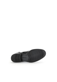 Chaussure en cuir noir avec un bout rond, tige lisse et semelle en caoutchouc texturé présentant des rainures et des marquages de la marque.