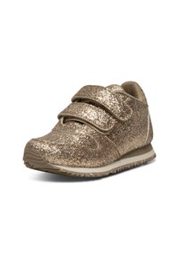 Scarpa sportiva glitterata oro con parte superiore in tessuto, doppie cinghie in Velcro, soletta imbottita e suola in gomma testurizzata.